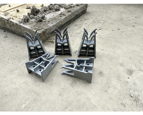 Fünf Schalungsabstandhalter aus Kunststoff