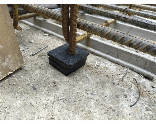 Abstandhalter aus Kunststoff unter Baustahlmatten