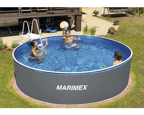 Familie hat Spaß in einem Marimex Pool im Garten.
