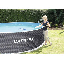 Frau reinigt einen Marimex Pool mit einem Kescher