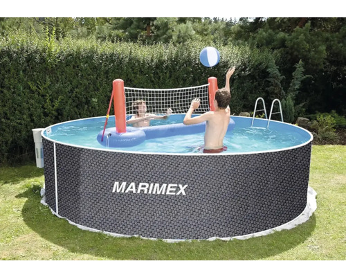 Marimex Pool mit spielenden Personen und Volleyballnetz im Garten