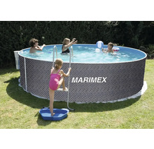 Aufstellpool mit Leiter und Badewanne im Garten, im Pool befinden sich spielende Kinder