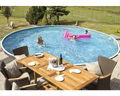 Szene mit einem runden Pool, einer Holzesstischgarnitur und Personen, die das Schwimmbad nutzen