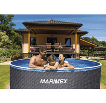 Familie entspannt im Marimex Pool im Garten vor dem Haus.