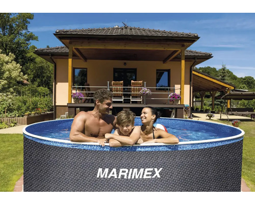 Familie entspannt im Marimex Pool im Garten vor dem Haus.