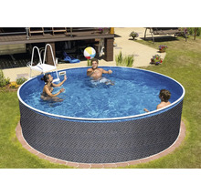 Aufstellpool im Garten mit spielenden Personen