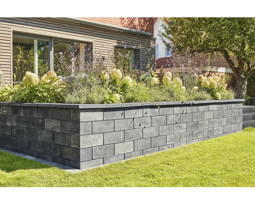 Gartenmauer aus Stein mit Pflanzen bepflanzt