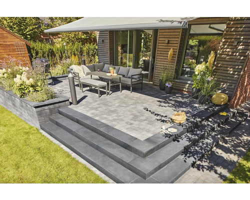 Terrasse mit Gartenmöbeln, Treppe und Bepflanzung in einem modernen Gartendesign.
