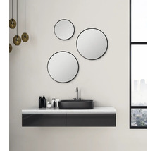 Modernes Badezimmer mit runden Spiegeln, Waschtisch und Beleuchtung.
