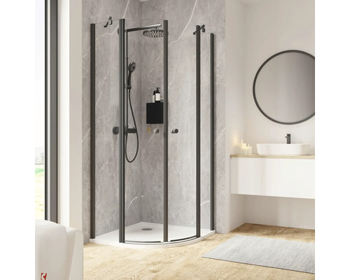 Duschkabine mit schwarzem Rahmen im Badezimmer