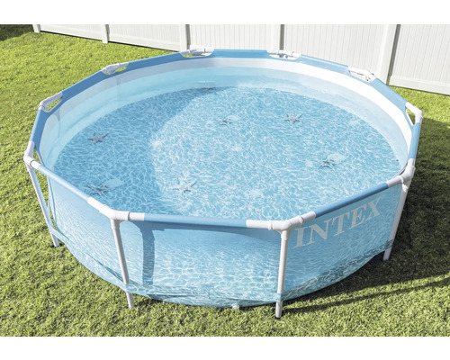 Aufblasbarer Intex Pool im Garten