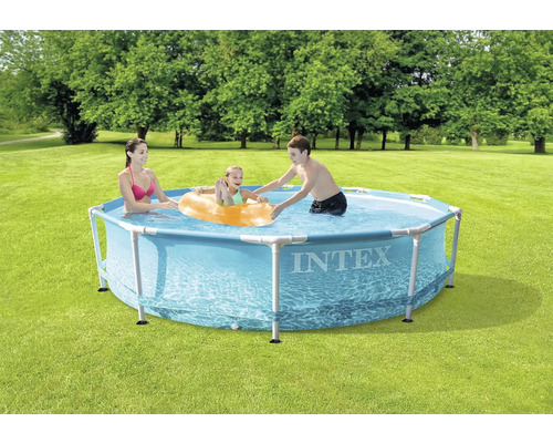 Intex Pool mit Familie im Garten