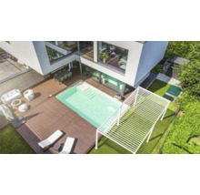 Ansicht von oben auf ein modernes Haus mit Pool, Terrasse und Gartenmöbeln