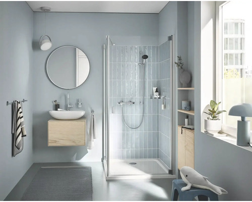 Helles Badezimmer mit Dusche, Waschtisch und Spiegel