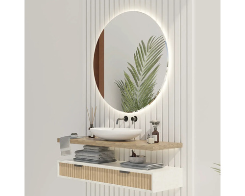 Modernes Badezimmer mit Spiegel, Waschtisch und Ablagefläche.