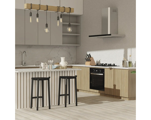 Helle Küche mit Kochinsel, Barhockern, Dunstabzugshaube und Pendelleuchte