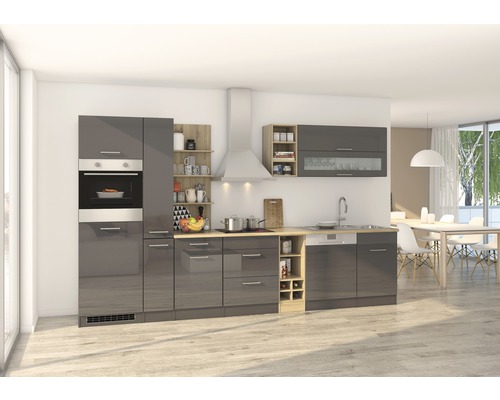 Moderne Küche mit grauen Schränken, Spüle, Herd und Dunstabzugshaube