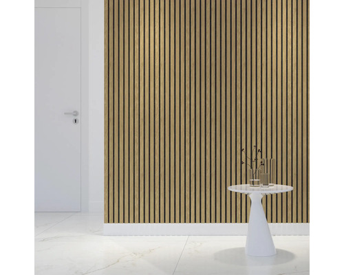 Innenraum mit Akustikpaneel aus Holz an der Wand und einem Beistelltisch