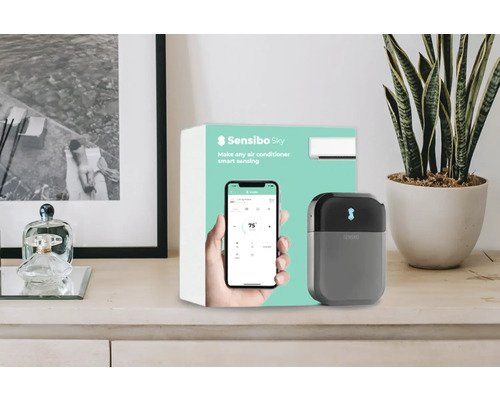 Sensibo Sky Klimaanlagensteuerung mit Verpackung auf einem Tisch