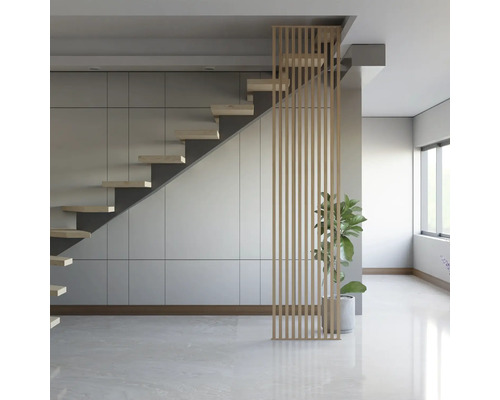 Heller Raum mit Treppe, Holzraumteiler und Zimmerpflanze