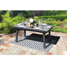 Esstisch für den Außenbereich mit Geschirr auf einer Terrasse