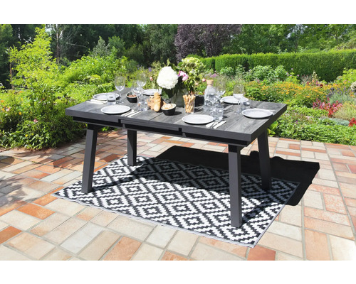 Esstisch für den Außenbereich mit Geschirr auf einer Terrasse