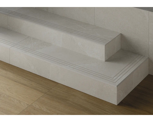 MIRAVA Feinsteinzeug Treppenstufe NARVIK white 30 x 120 x 0,85 cm Detailansicht einer Treppe mit Fliesenstufen und Antirutschrillen.