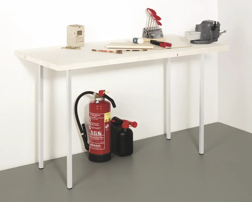 Werkbank mit Werkzeugen und Feuerlöscher