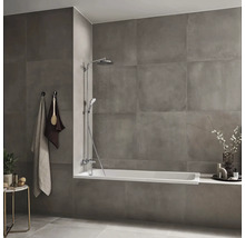 Helles Badezimmer mit Badewanne, Duscharmatur und Handtüchern an Haken