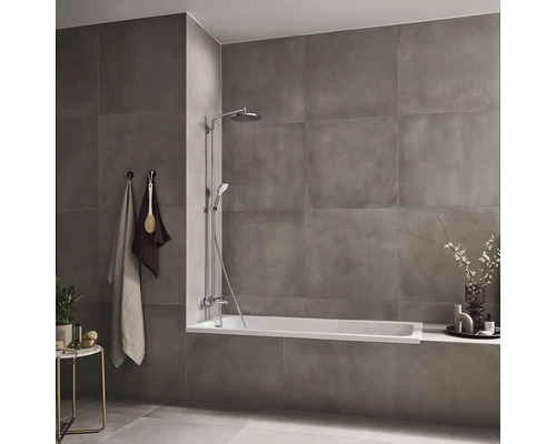 Helles Badezimmer mit Badewanne, Duscharmatur und Handtüchern an Haken