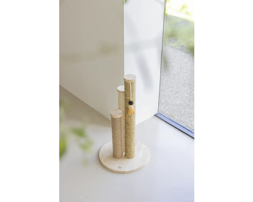 Katzenkratzbaum mit drei Stämmen und Spielzeug an einem Stamm