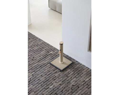 Katzenkratzbaum auf Steinboden in Innenräumen