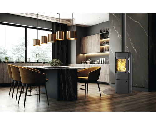 Wohnraum mit Kaminofen, Esstisch und Stühlen für eine gemütliche Atmosphäre