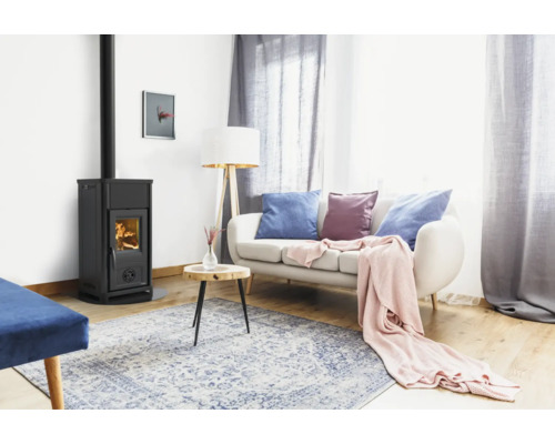 Wohnzimmer mit Kaminofen, Sofa und Teppich für eine gemütliche Atmosphäre