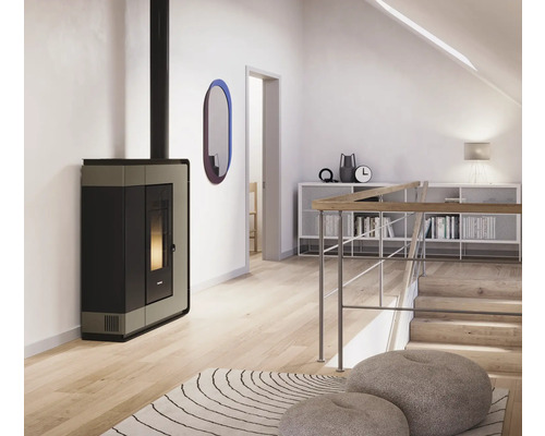 Wohnraum mit Pelletofen, Spiegel und Treppe