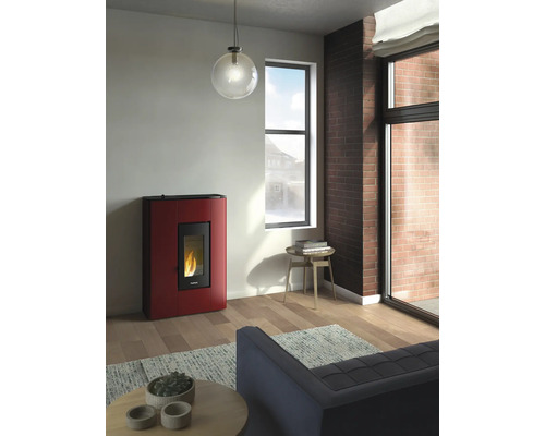 Helles Wohnzimmer mit Pelletkaminofen, Fenster und Lampe