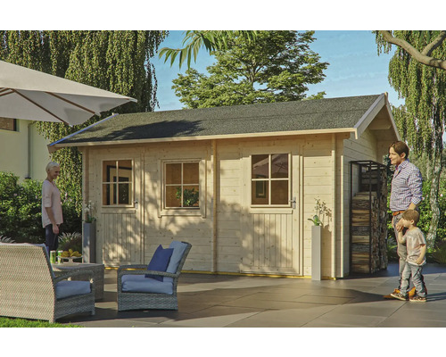 Gartenhaus SKAN HOLZ Lausanne mit 2. Schalung inkl. Fußboden 530 x 380 cm natur Garten Szene mit Holzgartenhaus, Terrassenmöbeln und Familie
