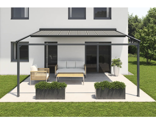 Terrasse mit Terrassenüberdachung, Sitzgruppe und Pflanzkästen