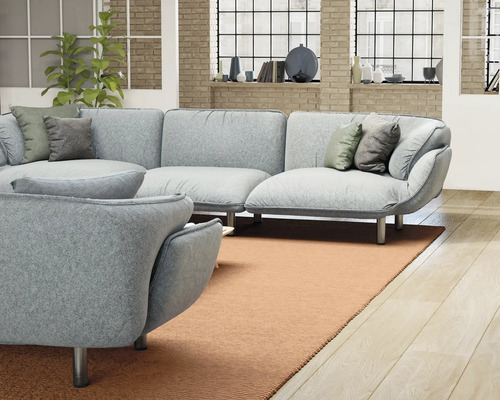 Wohnzimmer mit grauer Eckcouch, Kissen und Teppich