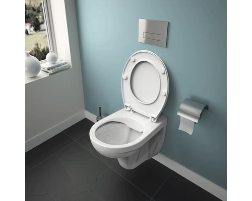 Wand-WC mit offenem Spülrand und WC-Sitz in einem Badezimmer