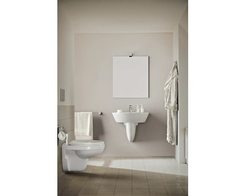 Helles Badezimmer mit Toilette, Waschbecken und Spiegel