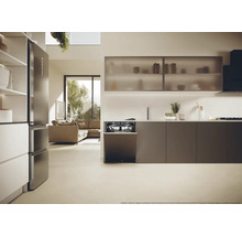 Helle Küche mit Geschirrspüler, Spüle, Küchenschränken und Kühlschrank