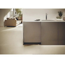 Küchenspüle und Sofa in modernem Interieur