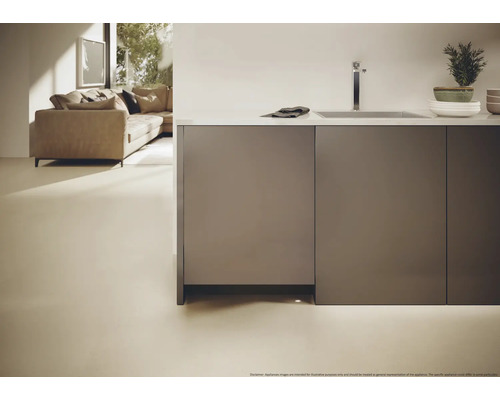 Küchenspüle und Sofa in modernem Interieur