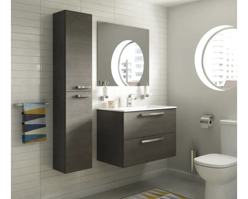 Badezimmer mit Waschtisch, Spiegelschrank und Hochschrank