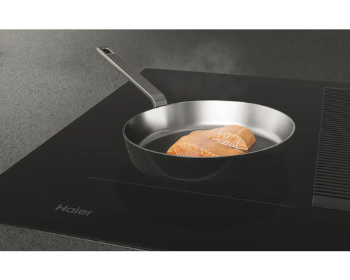 Haier Kochfeld mit Dunstabzugshaube und Pfanne mit Lachsfilet