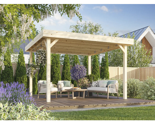 Holz Pavillon mit Gartenmöbeln und floraler Dekoration auf einer Holzterrasse