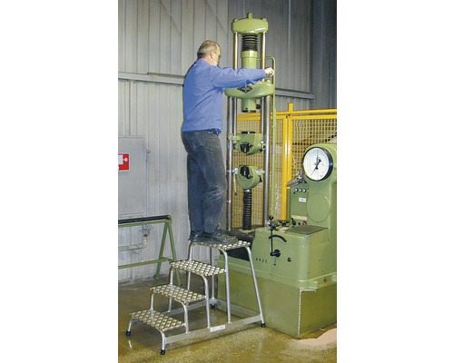 Mann steht auf einer vierstufigen Arbeitsbühne aus Aluminium