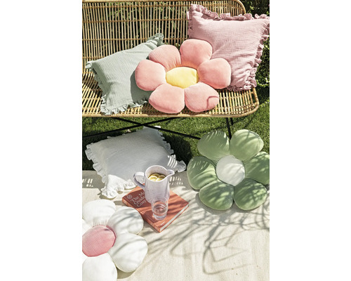 Szene mit dekorativen Kissen in verschiedenen Formen auf einer Bank und einer Decke