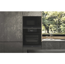 Einbauküche mit Mikrowelle und Backofen